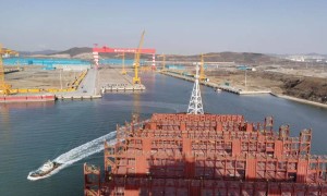 船长399米的集装箱船“地中海奥利弗”轮成恒力重工码头第一艘进坞靠泊的船舶