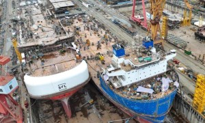 造船坞空间利用“大师”！这2艘高技术高附加值船在中国船厂出坞