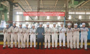 大连中远海运重工四条77000吨多用途纸浆运输船同日开工