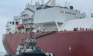 香港友联顺利协助LNG船靠妥海上LNG接收站码头