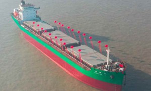 台州理工设计LNG 动力15500DWT双燃料散货船“创新11”在靖江上游扬州顺利接水