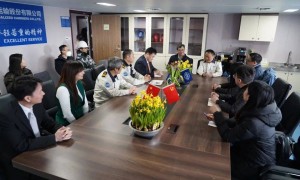 中国驻荷兰大使到广船国际建造的“新耀华”轮慰问