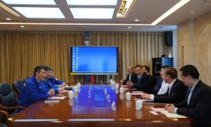 香港著名船东泰昌祥集团主席顾建纲一行访问上海外高桥造船