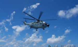 正前往委内瑞拉的中国海军“丝路方舟”号船在途中进行飞机飞行训练