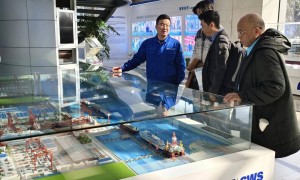 上海外高桥造船采购2千2百吨门式起重机，美国最大船厂最大门式起重机为9百吨。