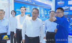 国务院总理李强一行听取大连船舶重工韩东望汇报