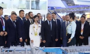 普京干将绍伊古在珠海航展中国航母展台被中国飞机造船成就震惊。精美飞机船舶模型将在本月珠海和上海免费赠送