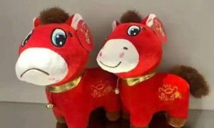 生产错误，迎马年笑笑马成“哭哭马”意外逆袭爆款，被共情是2026马年继续当牛做马的状态