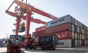 Global economy facing turning point amid challenges