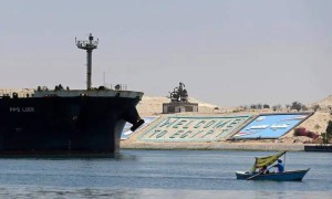 往中国运玉米的大船在苏伊士运河搁浅！在多艘拖船帮助下2小时后脱困