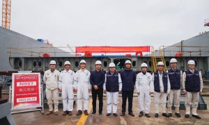 中国最大的首艘700TEU纯电动集装箱船进坞搭载，配套可更换的船用集装箱式电池