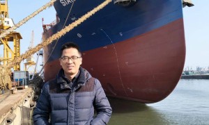 脚踏实地的船舶设计项目负责人：中国船舶集团个人突出贡献奖获得者刘红平写真
