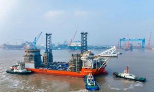 丹麦船东全新一代风电安装船首制船在启东中远海运海工下水