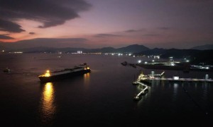 中远海运能源17.4万方大型LNG船舶实现国内首次夜航靠泊