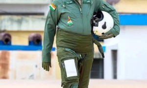 73岁印度总理莫迪换上战斗机飞行员装束飞上天