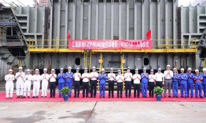 气化长江示范装备建造取得新进展 江海联运1.4万方LNG加注运输船在上海入坞