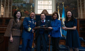 美国海岸警卫队学院向华人船王赵锡成颁发史上首位海洋知识奖