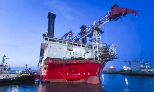 “慧海壹号”风电安装船升级改造在威海出坞