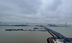 四艘大邮轮同时停靠上海吴淞口。客轮市场将与货船火爆