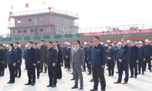最新型LNG加注趸船在济宁顺利吉水。4月23日上海LNG大会将交流