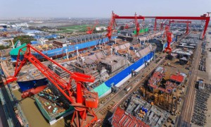 沪东中华造船四艘LNG船同坞建造同日入海 LNG船建造展现“龙马精神”
