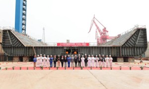 沪东中华造船一日迎双喜 “超级冷冻车”与“海上绿巨人” 实现同坞联袂建造
