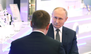 视频看美国记者卡尔森采访普京2小时，全球形势分析让欧美鹰派恼羞成怒