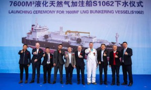 中集太平洋海工第二艘7600立方米LNG加注船下水。4月23日上海交流